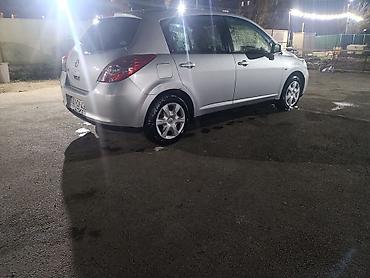 su satan yerler: Nissan Tiida, 5 qapılı hetçbek, gümüşü rəng. - Sərfəli şəhər — 2