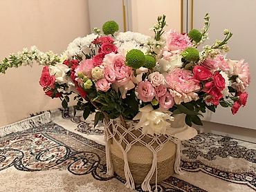 Букеты из живых цветов: Большая цветочная композиция в декоративной корзине - Пышный — 7