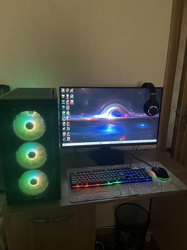 2 ədəd monitor: Gaming masaüstü kompüter seti Pc sahibi tərəfindən çox səliqəli