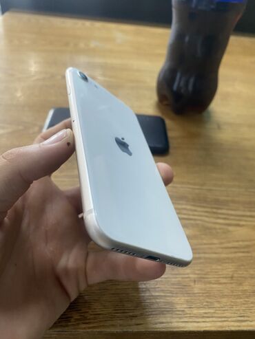 Apple iPhone: IPhone SE 2020, Б/у, 64 ГБ, Белый, Чехол, 76 % — 2