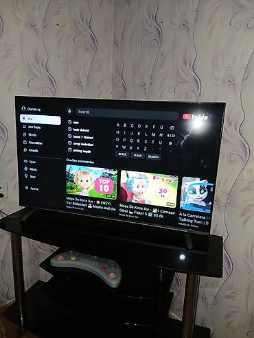 Smart TV + şüşə TV stendi - Təxminən 40–43 düym diaqonallı plazma/LCD