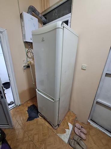 Indesit ikiqapılı soyuducu işlək vəziyyətdədi qapıların rezinleri