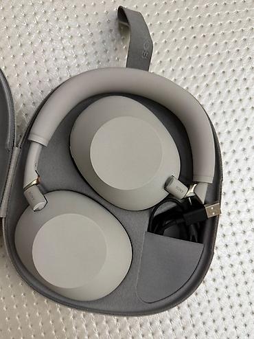 Мобильные телефоны и аксессуары: Комплектация * Наушники (over-ear, полноразмерные) * Жёсткий кейс для — 1