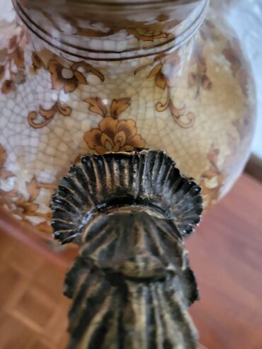 Ostali kućni dekor: Vaza nova iz 50ih god. porcelan,neka vrsta legure. rucni rad — 18