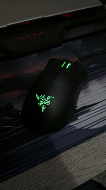 оперативная память afox: Игровая мышь Razer черного цвета с фирменным светящимся логотипом