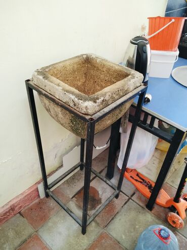 Bitkilər üçün dibçəklər: Beton materialdan hazırlanmış, dördbucaq formalı, ayaqlı güldan. Bağ