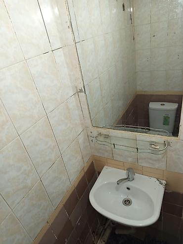 Продажа коттеджей и домов: 🏡 Продаётся полдома в Бишкеке! 📍 Район Шоро 🌳 Участок — 3 сотки 🛏 3 — 2