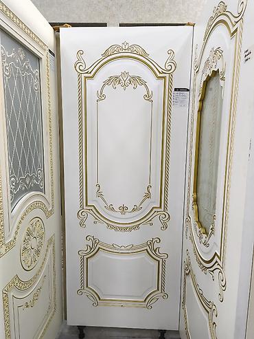 Klassik üslublu daxili qapılar – ağ rəngdə, qızılı relyef dekor və at lalafo.az Klassik üslublu daxili qapılar – ağ rəngdə, qızılı relyef dekor və