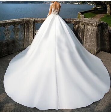 свадебное платье: Продаю новое свадебное платье
Размер 42-44
В комплекте (фата+кольцо)