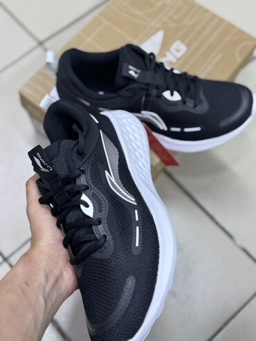Кроссовки и спортивная обувь: Кроссовки Li-Ning выполнены в черном цвете с белой подошвой. Верх at lalafo.kg Кроссовки и спортивная обувь: Кроссовки Li-Ning выполнены в черном цвете с белой подошвой. Верх