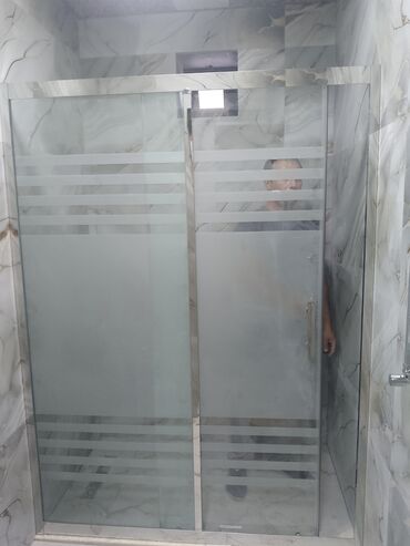 qapı setkası: Horizontal zolaqlı dizaynı olan sürüşən şüşə duş qapısı. Hamam otağına