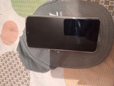 Bu, qoruyucu şəffaf qılıf ilə təchiz olunmuş bir smartfondur. Cihazın