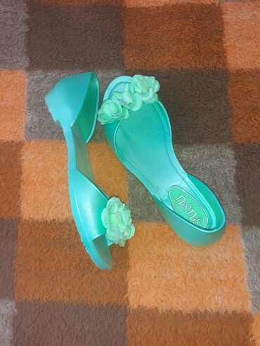 Sandale za dame veoma lepe mesavina gume i plastike nezno zelene