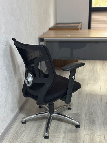 Ofis dəst mebeli: Çox təcili satılır.Ofis mebeli hamısı bir yerdə 600 azn. Laminat deyil — 3