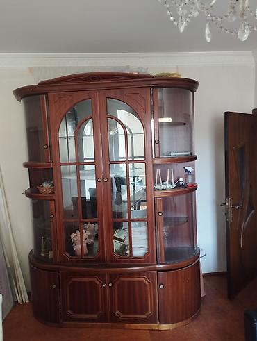ucuz malar: Klassik üslubda iri vitrinli bufet - Material: ağac teksturalı — 1