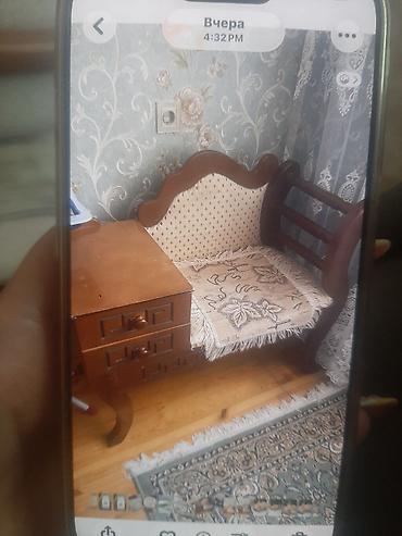 divan ustu: Klassik üslubda kiçik taxta divan və yanında uyğun tumbi dəsti. - — 1
