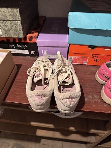 Айымдардын бут кийими: Кроссовкалар, 39, Nike, Колдонулган, түсү - Саргыч боз, Өзү алып кетүү — 4