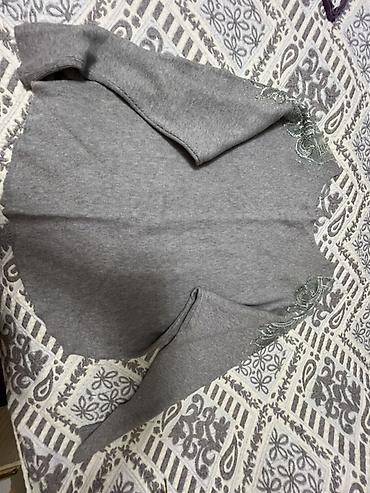Boz rəngli qadın sviteri - Material: yumşaq trikotaj (toxuma) lalafo.az -da Boz rəngli qadın sviteri - Material: yumşaq trikotaj (toxuma)