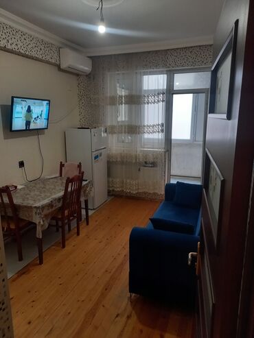 guneslide kiraye ev: 2 otaqlı, tam mebelli mənzil. - Zal/mətbəx guşəsi: divan, divar TV