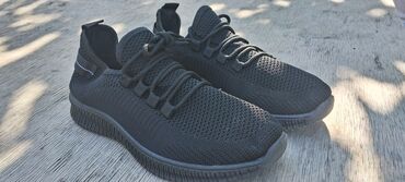 adidas climacool kişi krossovkaları: Ayaqqabı 40 razmer.Ayağıma balaca olduğuna görə satılır.Birdəfə