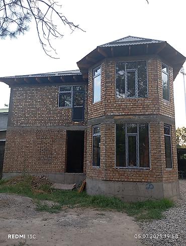 Продажа коттеджей и домов: Продаётся двухэтажный недостроенный дом недолеко от центра. рядом — 7