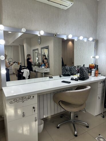 Salon masaları: Nerimanovda yerleşir