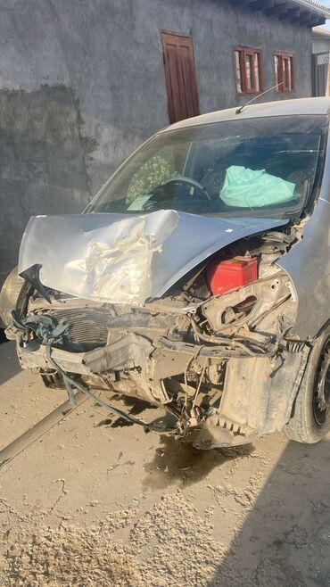 авто в долг: Honda Fit (хэтчбек, серебристый) — на разбор по запчастям. По фото