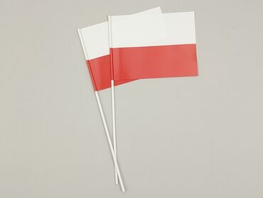 Dwie używane flagi Polski na plastikowych patyczkach. Idealne na