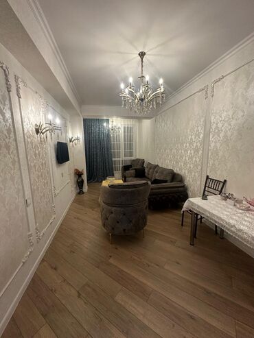 Ev üçün digər mebel: Zərif klassik üslubda tam mebelləşdirilmiş qonaq otağı dəsti - Divan — 9