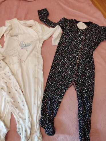Gecəliklər: Uşaq üçün uzunqol, ayaqlı pijama/sleeper dəsti. Uzunqollarin her biri — 3