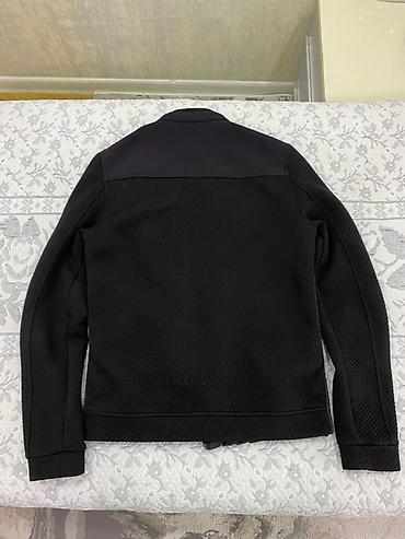 north face kurtka: Kisi üçün üst geyimi. ela veziyyetde. S-M bedene uygun. yazpayız — 2