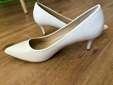 cipele clarks: Elegantne ženske salonke – boja: bela, špicasti vrh, nežna „kitten“ — 1