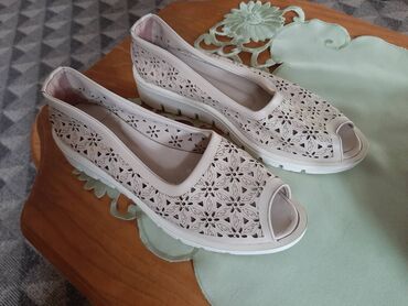 Prelepe letnje sandale
38 broj
1500