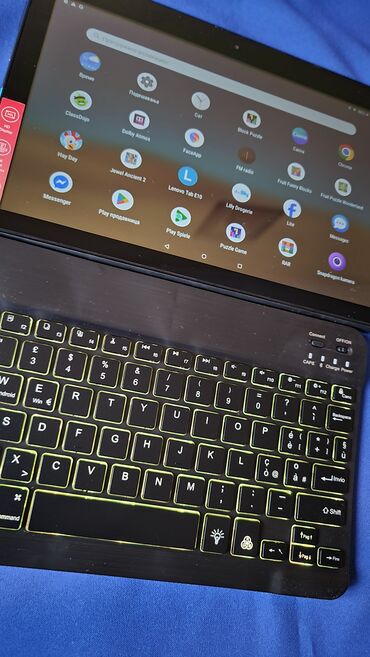 Tableti: Lenovo Tab E10 + bežična Bluetooth tastatura - Tablet: Lenovo Tab E10 — 8