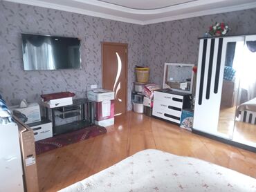 Həyət evləri və villaların satışı: Satılır: yaşayış evi və yanında fəaliyyət göstərən kiçik market binası — 25