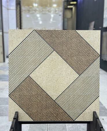 Kafel və metlax: Bej rəngli, kvadrat formalı keramik plitə. Plitənin səthi xətti