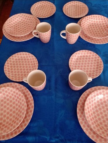 Kompleti posuđa: Servis za 4 osobe sa velikim soljama. Boja je lepa crvena. razlika — 10