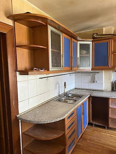 кухыный шкаф бу: Продаю купанный гарнитур 
Стол
Тумбочку 
Кровать — 3