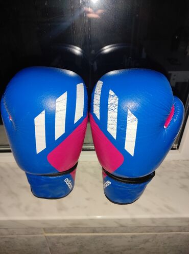 Çadırlar: Adidas brendinin göy və çəhrayı rənglərdə boks əlcəkləri. Bu əlcəklər
