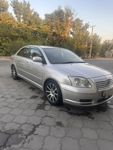 диск на сапок: Элегантный седан Toyota Avensis серебристого цвета, представленный в