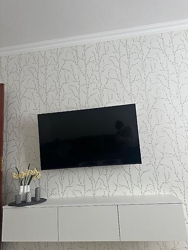 smart tv: Tv 999 azn Kroynşteyn 43 azn - Minimalist dizaynlı, ağ rəngli divara — 1