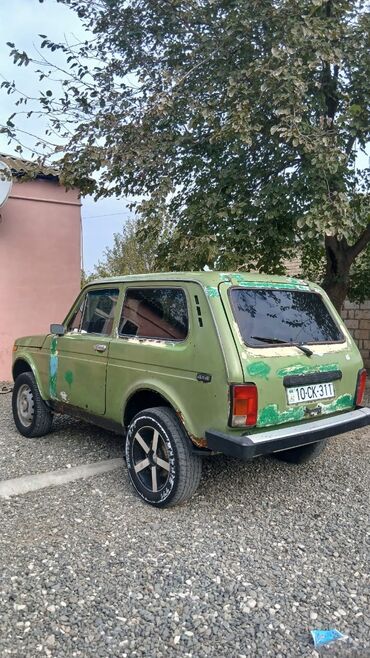 bunu ���������� bu ������������ 2 4: VAZ (LADA) 4x4 Niva: 1.7 l | 1995 il 243000 km Ofrouder/SUV