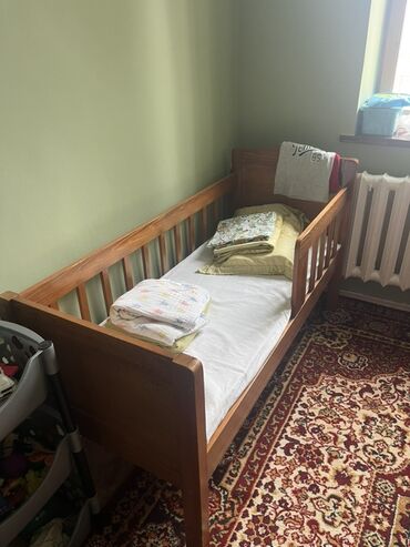 мебель под заказ кровати: Деревянная детская кровать с бортиками, выполненная в натуральном