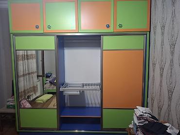 Rəngli sürgülü qarderob dolabı - Dizayn: Yaşıl və narıncı panellərlə lalafo.az -da Rəngli sürgülü qarderob dolabı - Dizayn: Yaşıl və narıncı panellərlə