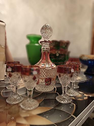Böyük şüşə qrafin və 6 ədəd balaca qədəhdən ibarət dekorativ dəst