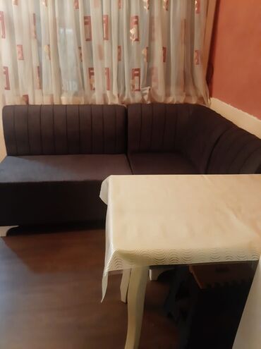 Mənzil kirayələyirəm: 1 otaqlı studiya tipli mənzil interyeri - Geniş zal və pərdə ilə — 5