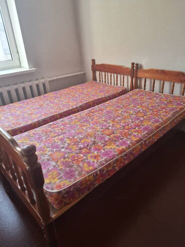 купить кровать полуторку с матрасом: Продаю кровати с матрасами! Материал: дерево За две кровати всего