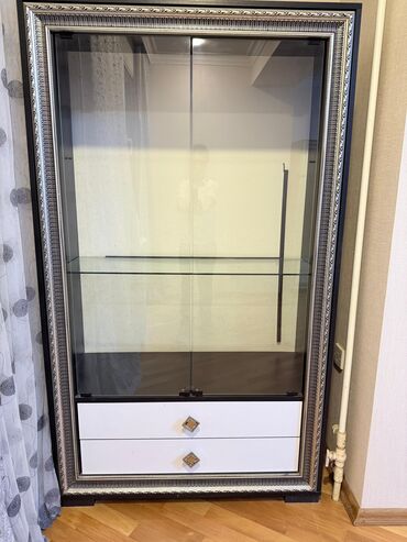 вешалка для одежды из дерева: Стеклянная витрина-шкаф, Б/у