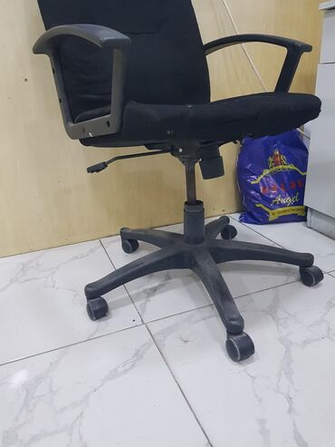 Ofis oturacaqları: Təkərli, Qolları tənzimlənmir, Parça
