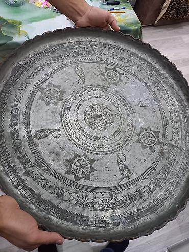 baklar və çənlər: Böyük əl işi mis/bakır sini (oyma naxışlı) - Material: qalaylanmış — 2